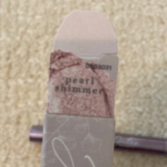 Cream to powder eyeshadow NIB - Picture 2 of 2